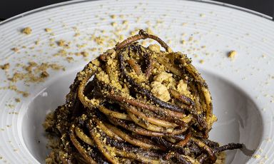 Spaghetti all’assassina alle cima di rapa, aglio, peperoncino, crumble di tarallo alle cime di rapa e colatura di alici di Urban - L'assassineria urbana a Bari

