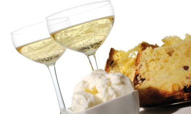 Andrea Galanti, voted 2015 Best Sommelier in Italy one month ago, tells us in three episodes about the best wine and food pairings for the holidays. Today we begin with sparkling wines
