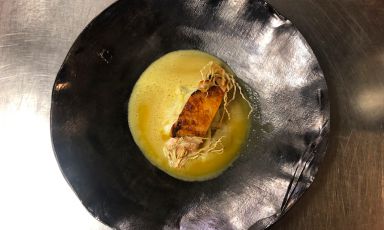 Petto di pollo arrostito con variazione di finocchio e salsa al curry e zafferano​: il piatto del 2021 di Gregor Eschgfäller​
