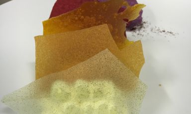 Un susseguirsi di colori e sapori, dal più delicato al più intenso: così una meraviglia del cielo come l'arcobaleno si trasforma in bocconi dolci e profumati. Grazie alla creatività di Valeria Piccini, chef di Da Caino, a Montemerano (Grosseto)
