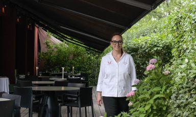 Uno scatto di Aurora Mazzucchelli nel dehors del ristorante di famiglia, l'ex Marconi ora ribattezzato Casa Mazzucchelli. Attiguo è anche un altro indirizzo che lei segue col fratello Massimo, si chiama Mollica ed è dedicato soprattutto alla panificazione, ma non solo
