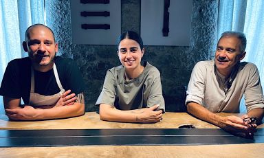 Foto ricordo per i protagonisti di Ausa, ristorante vegetariano a Isernia in Molise. A sinistra Pasquale De Biase, al centro Anisia Cafiero e a destra suo padre Enzo Cafiero, commercalista ma anche colui che con le sue mani ha ristrutturato una vecchia bottega di maniscalco, donandole una nuova vita. Non solo: è lui che cura cantina e sala
