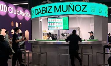 Il corner di Avolta a Identità Milano 2025. Riproduce l'Hungry Club di Avolta e Dabiz Muñoz all'aereoporto di Madrid Barajas
