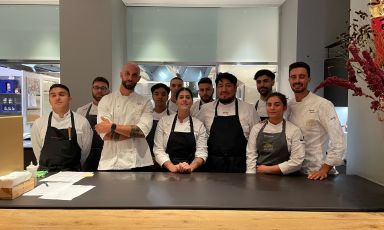 La grande brigata di Identità Golose Milano guidata dallo chef Edoardo Traverso e, al centro, i protagonisti della cena firmata Acqua Panna: l'equilibrio in un piatto, Andrea Antonini del ristorante Imàgo dell’Hotel Hassler di Roma, Valentina Rizzo della Farmacia dei Sani, a Ruffano (Lecce) e Alexander Robles dell'insegna di cucina nikkei Azotea a Torino

 
