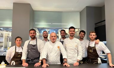 Lo chef Elio Sironi con il team di Identità Golose Milano capitanato dallo chef Edoardo Traverso

