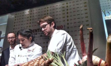 Dylan Jones e Bo Songvisava&nbsp;del ristorante Bo.lan di Bangkok. La coppia australo-tailandese, a lezione a Identit&agrave; Milano per il secondo anno consecutivo, quest'anno hanno detto la loro su un argomento che conoscono bene, la spicyness, quest'anno al debutto con Identit&agrave; Piccanti (a sinistra, nella foto Brambilla/Serrani, il presentatore Federico De Cesare Viola)