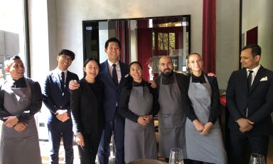 La grande squadra di sala del ristorante Ba, a Milano, coordinata dal patron Marco Liu e da sua moglie Francesca  (rispetitivamente in quarta e terza posizione da sinistra)

Foto di Marialuisa Iannuzzi
