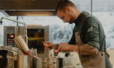 Matthias Kirchler, chef di grande talento, dallo scorso anno alla guida di Alpes, l'insegna gastronomica del Bad Sch&ouml;rgau in Val Sarentino (Bolzano)
