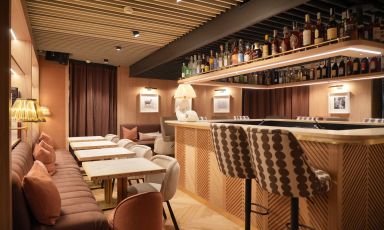 L'interior design di ByIT è firmato VMaison Interior e il colpo d'occhio, appena entrati, è tutto per il bancone realizzato in legno bacchettato a spina con top in travertino. Intorno non solo sedute alte ma anche arredi su misura con tavoli, poltrone e divanetti dai colori caldi ed eleganti
