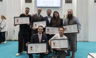 Da sinistra, in alto, Edris Al Malat, bar manager di Dry Milano,&nbsp;Abi El Attaoui, bar manager di Ceresio 7 Milano, Carlo Carnevale, giornalista che ha moderato il panel, Chiara Buzzi, co-owner di Rita e Rita&rsquo;s Tiki Room a Milano,&nbsp;Benjamin Fabio Cavagna, bar manager del 1930 - Milano; in basso da sinistra,&nbsp;Luca Ardito, director of bars presso The Carlton e Rocco Forte Hotel e&nbsp;Giovanni Allario, bar manager di Moebius, sempre a Milano. Come portare la mixology italiana a un livello successivo ce lo hanno spiegato loro a Identit&agrave; Milano 2026. Foto di Brambilla/Serrani
