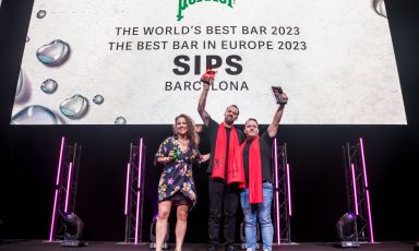 Da sinistra, Elisa Gregori, Direttore Global Business Unit di Perrier, Simone Caporale e Marco Alvarez, i due proprietari del bar Sips a Barcellona, che si aggiudica la prima posizione della classifica The World's 50 Best Bars; la cerimonia di premiazione è andata in scena poche ore fa a Singapore
