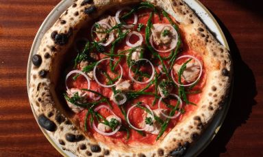 La pizza Barena (pomodoro san marzano Dop, tonno rosso, cipolla di Tropea, salicornia, prezzemolo riccio), rivisitazione lagunare della Tonno e cipolle, è la preferita dello chef Donato Ascani alla Birraria La Corte di Venezia

