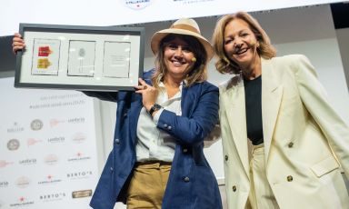 Augustra Bargilli con Cinzia Benzi sul palco di Identit&agrave; Milano 2026 (foto Brambilla/Serrani)
