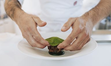 Carciofo, prezzemolo e brodo freddo è il Piatto del 2023 di Michele Di Bonito, chef del ristorante Battimandorlo, a Noto
