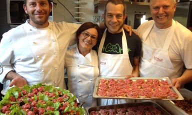 Nella foto da sinistra: Cesare Battisti, chef del Ratanà, con Lela e Bruno Rebuffi e Mauro Brun, titolari della macelleria Pregiate Carni Piemontesi e della macelleria Annunciata a Milano. Saranno loro a dare il benvenuto domenica 27 ottobre alla seconda edizione di Grandi Cuochi all'Opera, pranzo benefico organizzato dall'Opera San Francesco di Milano in collaborazione con Identità Golose, che quest'anno sarà dedicato a Papa Bergoglio. La donazione minima è di 100,00 euro a persona, l'interno ricavato sarà destinato alle attività della mensa di OSF. Prenotazioni al numero 02.49455885