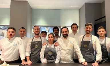 Lo chef stellato Vito Mollica nelle cucine di Identità Golose Milano. Qui il team è guidato dal resident chef Edoardo Traverso, braccio destro dello chef Andrea Ribaldone
