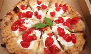 La pizza del mese da Berberè - Alce Nero all'Expo, pizza a spicchi con sopra fiordilatte, burrata, pomodorini e zest di limoni