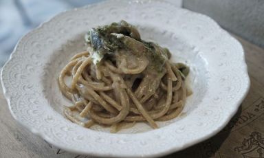Bigoli e sarde, un classico veneto rimodellato da Eleonora Barbone, cuoca veneziana al timone di Meteri Cucina a San Bonifacio (Verona). Foto di Andrea Moretti
