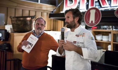 Carlo Cracco con Paolo Marchi nei giorni scorsi all'Eataly della Quinta Strada, per Identità New York. Lo chef firma il menu di Identità Expo S.Pellegrino da mercoledì a domenica. È possibile prenotare (il costo è di 75 euro per quattro portate più due appetizer, vini compresi) mandando una mail al seguente indirizzo: expo@magentabureau.it. Tel: +39.02.62012701