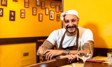 Diego Rossi nella sala del suo ristorante milanese
