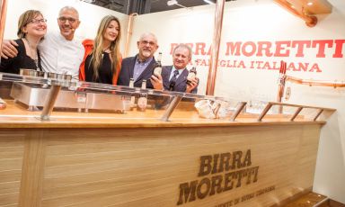 Solo qualche giorno fa, nell'attivissimo stand Birra Moretti a Identit&agrave; Milano: nella foto, da sinistra,&nbsp;Valentina Simonetta (Marketing Manager HEINEKEN ITALIA), Andrea Provenzani, Alessandra Rotondi, Claudio Sadler e Giuseppe Vaccarini
