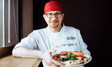 Vi raccontiamo la storia di Giovanni Santarpia, dai vicoli di Castellammare al successo con la sua pizza gourmet a Firenze. Il pezzo è uscito in anteprima per Identità di Pizza, la newsletter che Identità Golose dedica al mondo dei lievitati. Per riceverla regolarmente (e gratuitamente) basta iscriversi qui
