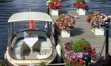 Allo storico Waterside Inn di Bray, nella campagna londinese, telefono +44.01628.620691, si può anche cenare a bordo di una piccola imbarcazione ormeggiata fuori. Tanto per essere coerenti con le gare di canottaggio che si tengono nella vicina Eton Dorney