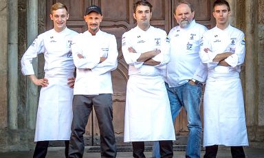 Il pokerissimo del team italiano per il Bocuse d’Or 2019 a Lione, il 29 e il 30 gennaio 2019. Da sinistra verso destro: il sous chef Curtis Mulpas, il presidente dell’accademia Enrico Crippa, al centro il concorrente azzurro Martino Ruggieri, quindi il direttore Luciano Tona e, infine, l’allenatore François Poulain
