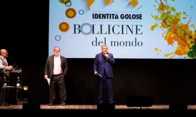 Paolo Marchi and Claudio Ceroni in the middle of Teatro Manzoni's stage in Milano for the presentation of the first edition of Bollicine del Mondo, the free app that presents 500 wineries and as many labels selected on an international scale. The presentation was directed by Filippo Bartolotta, expert sommelier and wine coach, world renown wine communicator (all photos from OnStageStudio)
