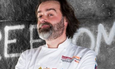 Simone Bonini, fondadore di Gelato Carapina, già durante l'ultima edizione di Identità Golose Milano, e in particolare nel corso della giornata dedicata al gelato, aveva raccontato delle sue molte perplessità sullo stato di salute della gelateria italiana, in particolare di quella di massa. E' uno dei temi fondamentali che attraversano il suo nuovo libro
