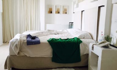 Il letto matrimoniale al primo piano della casetta numero 1 di Borgo Egnazia a Fasano in Puglia
