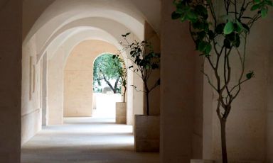 Nella foto scattata dalla giornalista Sonia Gioia, il porticato di Borgo Egnazia, a Fasano in Puglia, che costeggia le botteghe di artigianato e abbigliamento. Oltre il borgo e la piazza centrale
