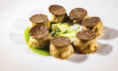 Bottoni, cardoncelli e tartufo, piatto in carta al ristorante Luce dell’hotel Ognissanti di Trani
