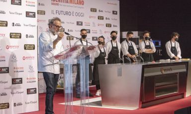 Massimo Bottura on the stage of Identità Milano 2022 with the team from the Francescana Family. All photos from Brambilla/Serrani
