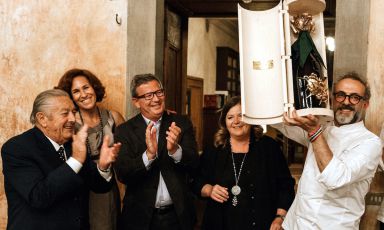 oto ricordo di una serata eccezionale il 1° luglio a Palazzo Lana in Franciacorta, suggellata dalla consegna a Massimo Bottura della straordinaria bottiglia-scultura di Arnaldo Pomodoro che ha inteso vestire così le bollicine di Berlucchi. Da sinistra verso destra il patriarca Franco Ziliani, Lara Gilmore, Arturo Ziliani, Cristina Ziliani e, infine, lo chef-patron dell'Osteria Francescana di Modena
