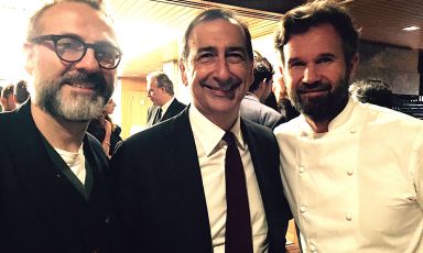 Il sindaco di Milano, Giuseppe Sala, tra Massimo Bottura e Carlo Cracco venerdì 23 settembre alla cena nel segno di Milano all'ambasciata italiana a Tokyo
