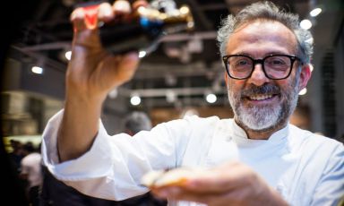 Il sommo chef italiano, Massimo Bottura, è autore della prefazione di un libro che racconta un prodotto modenese straordinario, unico e che gli è carissimo, l'aceto balsamico - nelle versioni tradizionazle o Igp. Il Balsamico – L’Oro Nero di Modena si intitola il testo, edito da Artioli Editori 1899, 29,75 euro acquistandolo qui. Bottura produce anche un "suo" aceto balsamico, etichetta Villa Manodori, acquistabile qui

