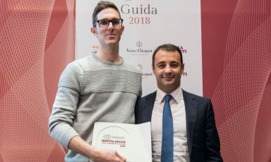 Il miglior chef pasticciere: Igor Maiellano, direttore vendite di Valrhona, premia Ascanio Brozzetti alla presentazione della Guida Identit&agrave; Golose 2018
