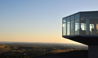 Il ristorante che ricorda tanto un'astronave della famiglia Bras a Laguiole in Francia
