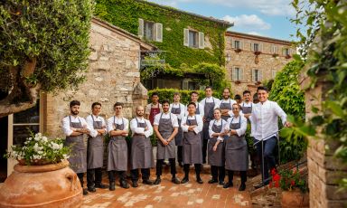 Lo staff del ristorante gastronomico Poggio Rosso al Borgo San Felice, magnifico Relais & Châteaux a Castelnuovo Berardenga (Siena). Lo chef Juan Camilo Quintero è il primo da destra
