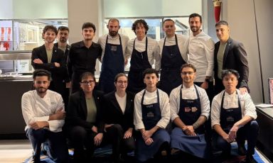 I due chef ospiti insieme alle brigate di sala e cucina di Identit&agrave; Golose Milano
