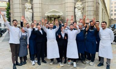 Foto di gruppo della super-brigata che è stata protagonista per una sera a Identità Golose Milano: con nostro resident chef Edoardo Traverso c'erano Davide Di Fabio del Dalla Gioconda a Gabicce Monte, Remo e Mario Capitaneo del Verso a Milano e Alessandro Miocchi e Giuseppe Lo Iudice del Retrobottega a Roma, ossia i vincitori del titolo di migliore chef's table d'Italia, attribuito dalla Guida ai Ristoranti di Identità Golose in collaborazione con Ceretto