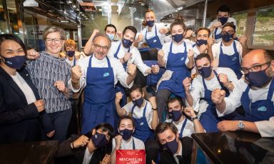 Parte dello staff del Piccolo Lago di Marco Sacco, nella foto terzo da sinistra, in primo piano. Alla sua destra Sayaka Anzai e Raffaella Marchetti. Inginocchiati Mariana Tringolo, Giorgia Bonanni, Francesco Fiori. Dietro allo chef: Rodolfo Stampatori, Mauro Pesca, Veronica Tipaldi, Vittorio Giorgi, Elisabetta Camia, Francesco De Angelis, Marco Fardella, Filippo Meli, Francesco Mirolla, Vittorio Capelluzzo, Davide Chiaraluce. Foto Giuseppe Geppo Di Mauro
