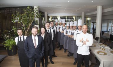 Simone Dimitri, left, with the beard, guiding the dining room team at Trussardi alla Scala in Milan (to the right, chef Roberto Conti). He participates in the debate on Identità Golose after the articles by Enrico Camelio, Lisa Foletti, Donato Marzolla, Ruggero Penza, Ramona Anello and Ermes Cantera
