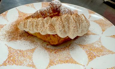 Un nuovo signature? È la brioche con crema gelata di caffè bianco e cannella del ristorante DaV by Da Vittorio Louis Vuitton, nuova avventura dei fratelli Cerea a Milano
