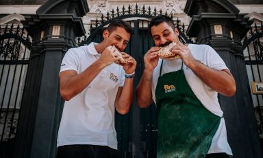 Da sinistra, Antonio, 28 anni, e Ciro, 34 anni: i fratelli Tutino, quinta generazione di pizzaioli, nel 2019 hanno aperto Bro in piazza Mercato a Napoli&nbsp;
