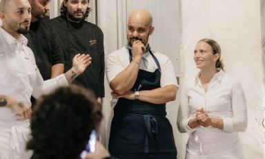 Floriano Pellegrino e Isabella Pot&igrave;, ai due estremi, con Saverio Stassi, Alessandro Franchini e Jacopo Ticchi, in una delle cene Bros'land per i 10 anni del Bros'

