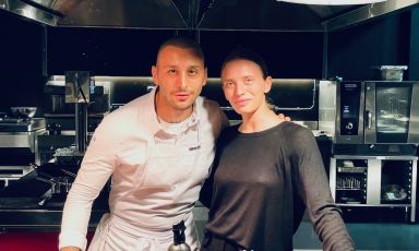 Floriano Pellegrino e Isabella Potì al pass della cucina del loro nuovo ristorante a Martina Franca
