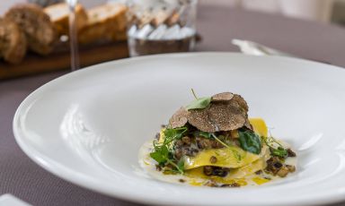 Pasta fresca e non solo nel ristorante Radici di Padova: "La costante", spiega l'autrice della nostra scheda Giulia Zampieri, "è che radici, tuberi, e tutti i prodotti che la terra può offrire, s'intrecciano in modo non convenzionale a pesce, agrumi, semi e spezie"
