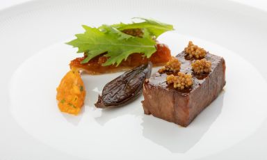 &nbsp;La&nbsp;Pluma di maiale&nbsp;iberico arrosto accompagnata da un&rsquo;albicocca in doppia versione (come tarte tatin, a fette, e come composta), senape di Digione in grani e scalogno cotto sotto cenere. Un nuovo signature da provare di chef Claudio Mengoni a Borgo San Jacopo a Firenze
